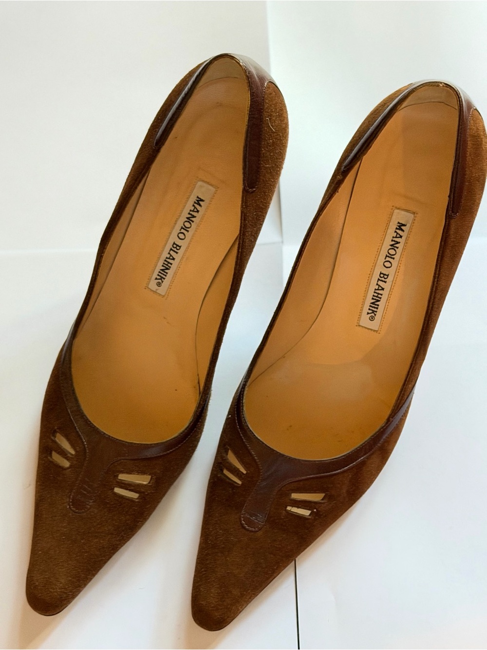 1990s Manolo Blahnik Brown Suede Pointed-Toe Pumps. Size 40.